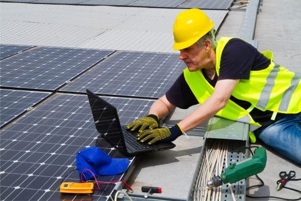 operario con casco y guantes en una instalación fotovoltaica